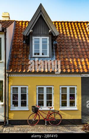 Architecture de boîtier danoise typique. Les dormeurs vous permettent de profiter de l'espace sous le toit avec des fenêtres qui prennent la lumière.Odense, Danemark Banque D'Images