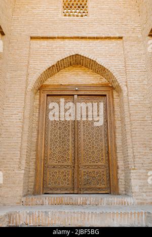 Boukhara, Ouzbékistan. Mars 2022. Porte en bois sculpté aux motifs orientaux Banque D'Images