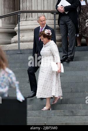 03 juin 2022 - Londres, Angleterre, Royaume-Uni - Tony Blair et Cherie Blair quittent le service national de Thanksgiving, la cathédrale Saint-Paul Banque D'Images