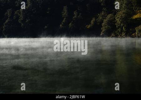 Lac brumeux avec brouillard sur l'eau de Ranu Kumbolo, parc national de Bromo Tengger Semeru, Indonésie Banque D'Images