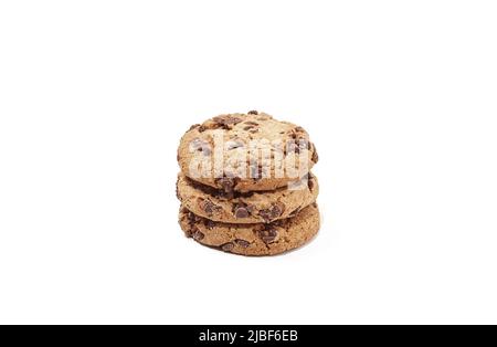 Biscuits aux pépites de chocolat empilés isolés sur fond blanc. Mini-dessert délicieux, en gros plan Banque D'Images