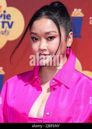 SANTA MONICA, LOS ANGELES, CALIFORNIE, États-Unis - JUIN 05 : l'actrice américaine Lana Condor portant Valentino arrive aux MTV Movie and TV Awards 2022 qui se tiennent au Barker Hangar on 5 juin 2022 à Santa Monica, Los Angeles, Californie, États-Unis. (Photo de Xavier Collin/image Press Agency) Banque D'Images