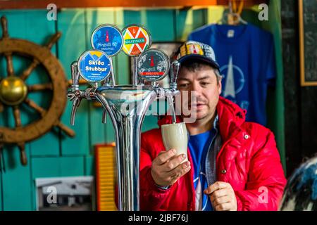 Segull 67 est une petite brasserie familiale située dans le village de pêcheurs de Siglufjörður, en Islande. Segull signifie aimant en islandais et l'aiguille magnétique (noth magnétique) du compas fait partie du logo Banque D'Images