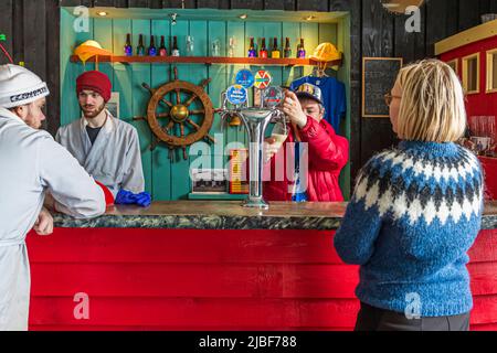 Segull 67 est une petite brasserie familiale située dans le village de pêcheurs de Siglufjörður, en Islande. Segull signifie aimant en islandais et l'aiguille magnétique (noth magnétique) du compas fait partie du logo Banque D'Images