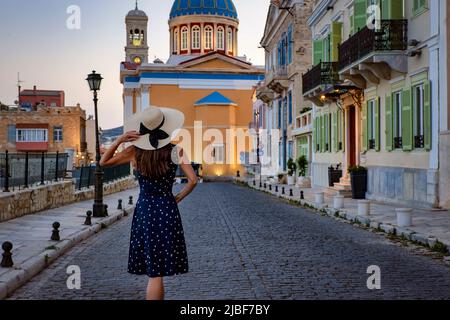 Une touriste avec un chapeau descend une route dans le quartier Vaporia d'Ermoupolis Banque D'Images