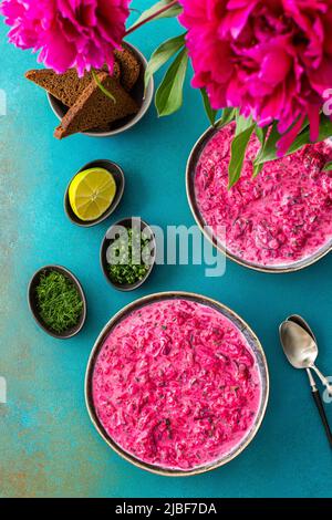 Soupe froide svekolnik, Borscht ou Chlodnik, soupe faite de betteraves bouillies, pommes de terre et légumes frais Banque D'Images