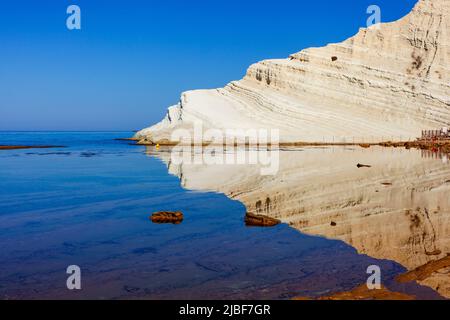 Vue sur les falaises blanches de calcaire avec plage à la Scala dei Turchi en escalier anglais des Turcs ou des marches turques près de Realmonte à Agrigento Proviger Banque D'Images