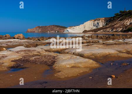 Vue sur les falaises blanches de calcaire avec plage à la Scala dei Turchi en escalier anglais des Turcs ou des marches turques près de Realmonte à Agrigento Proviger Banque D'Images