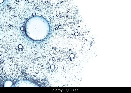 Bulles d'air dans un liquide isolé sur un fond blanc composition de bordure avec vue de dessus de l'espace de copie Banque D'Images