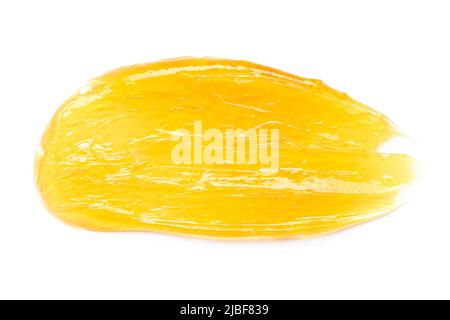 Macro de frottis de crème de gel jaune transparent isolée sur fond blanc vue de dessus Banque D'Images