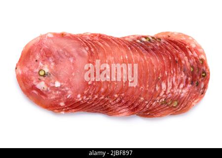 Tranches de saucisse de salami fumées séchées empilées avec poivre isolé sur fond blanc vue de dessus Banque D'Images