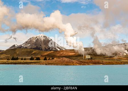 Derrière un lac bleu au milieu de l'Islande se trouve la zone géothermique de Myvatn Banque D'Images