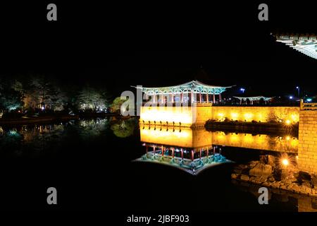 Vue nocturne du palais Gyeongju Donggung et de l'étang Wolji Anapji. Banque D'Images