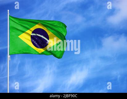 Drapeau national du Brésil sur un mât Banque D'Images