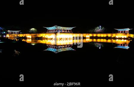 Vue nocturne du palais Gyeongju Donggung et de l'étang Wolji Anapji. Banque D'Images