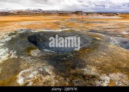 Hverir, en Islande, est un lieu géothermique réputé pour ses bouillonnants de boue et de fumaroles à vapeur émettant du gaz sulfurique Banque D'Images