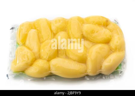 Pommes de terre emballées sous vide scellées pour une cuisson sous vide isolée sur fond blanc Banque D'Images