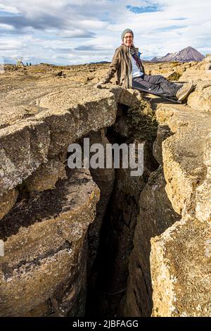 Grjótagjá (engl.: 'Crevice') est une grotte avec un petit lac en Islande. Au-dessus du sol, la zone de défaillance entre les plaques continentales est visible Banque D'Images