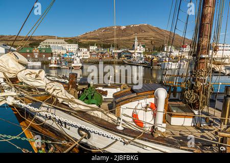 Dans le port de Húsavík sont amarrés de nombreux voiliers en bois historiques. L'Opal est une goélette à deux mâts. Le bateau à voile est utilisé pour observer les baleines depuis son port d'origine, Húsavík. Il dispose d'un système à vis de navire moderne, qui peut être utilisé pour produire de l'électricité pour les batteries au lithium tout en naviguant Banque D'Images