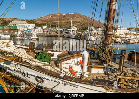 Dans le port de Húsavík sont amarrés de nombreux voiliers en bois historiques Banque D'Images