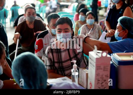 Yangon, Myanmar. 6th juin 2022. Une femme reçoit une dose du vaccin COVID-19 à Yangon, au Myanmar, au 6 juin 2022. Le Myanmar a entièrement vacciné plus de 26,8 millions de personnes contre le COVID-19 samedi, selon le ministère de la Santé dimanche. Credit: U Aung/Xinhua/Alamy Live News Banque D'Images