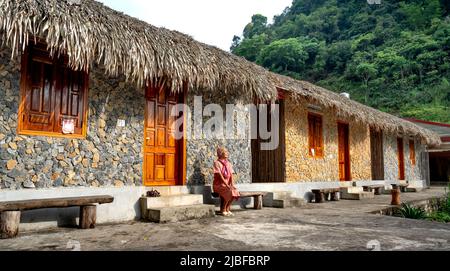 Hang Kia commune, Mai Chau district, province de Hoa Binh, Vietnam - 7 mai 2022: Une maison servant les touristes dans la commune de Hang Kia, Mai Chau district, Hoa Banque D'Images