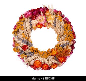 Couronne décorative de plantes séchées, fleurs et épillets, isolée sur fond blanc Banque D'Images