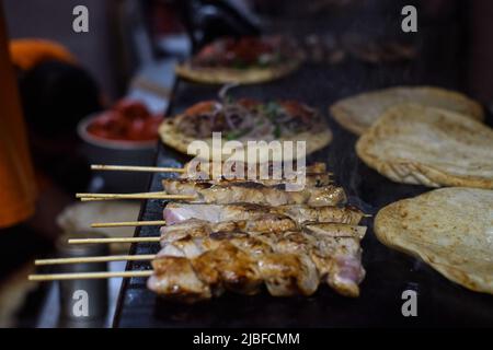 Athènes, Grèce. 4th juin 2022. Un cuisinier prépare la cuisine traditionnelle de rue 'Souvlaki' dans un restaurant. Le prix de la nourriture de rue la plus populaire de la Grèce augmente en flèche, avec une inflation qui a augmenté à environ 10,7 pour cent en mai, contre 10,2 pour cent en avril, atteignant son plus haut niveau en 28 ans. (Credit image: © Dimitris Aspiotis/Pacific Press via ZUMA Press Wire) Banque D'Images
