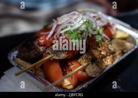 Athènes, Grèce. 4th juin 2022. Un cuisinier prépare la cuisine traditionnelle de rue 'Souvlaki' dans un restaurant. Le prix de la nourriture de rue la plus populaire de la Grèce augmente en flèche, avec une inflation qui a augmenté à environ 10,7 pour cent en mai, contre 10,2 pour cent en avril, atteignant son plus haut niveau en 28 ans. (Credit image: © Dimitris Aspiotis/Pacific Press via ZUMA Press Wire) Banque D'Images