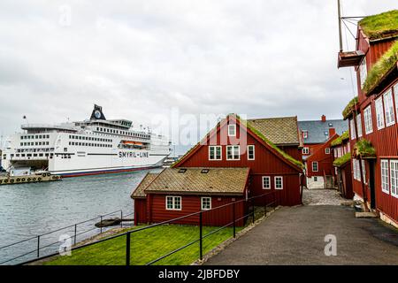 Le Norröna de la ligne Smyril est ancré dans le port de Tórshavn sur les îles Féroé. Banque D'Images