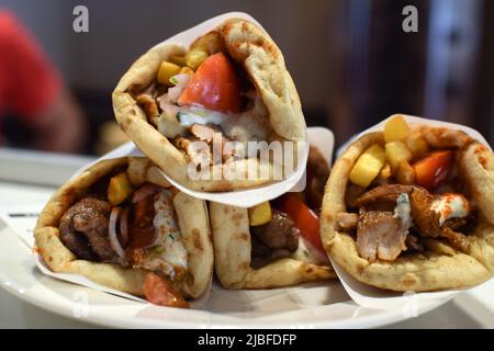 Athènes, Grèce. 4th juin 2022. Un cuisinier prépare la cuisine traditionnelle de rue « Souvlaki Pitta » dans un restaurant. Le prix de la nourriture de rue la plus populaire de la Grèce augmente en flèche, avec une inflation qui a augmenté à environ 10,7 pour cent en mai, contre 10,2 pour cent en avril, atteignant son plus haut niveau en 28 ans. (Credit image: © Dimitris Aspiotis/Pacific Press via ZUMA Press Wire) Banque D'Images
