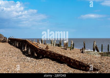Groynes en bois historiques Bawdsey Ferry Suffolk Angleterre Banque D'Images
