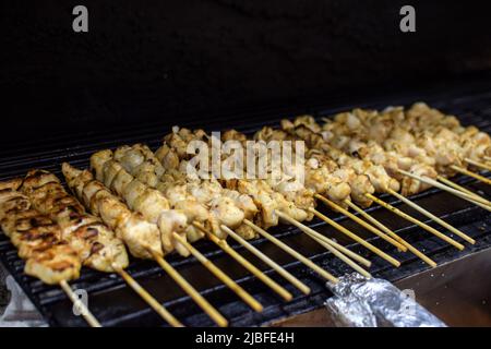 Athènes, Grèce. 4th juin 2022. Un cuisinier prépare la cuisine traditionnelle de rue 'Souvlaki' dans un restaurant. Le prix de la nourriture de rue la plus populaire de la Grèce augmente en flèche, avec une inflation qui a augmenté à environ 10,7 pour cent en mai, contre 10,2 pour cent en avril, atteignant son plus haut niveau en 28 ans. (Credit image: © Dimitris Aspiotis/Pacific Press via ZUMA Press Wire) Banque D'Images