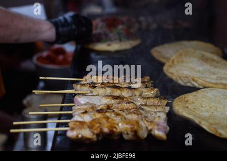 Athènes, Grèce. 4th juin 2022. Un cuisinier prépare la cuisine traditionnelle de rue 'Souvlaki' dans un restaurant. Le prix de la nourriture de rue la plus populaire de la Grèce augmente en flèche, avec une inflation qui a augmenté à environ 10,7 pour cent en mai, contre 10,2 pour cent en avril, atteignant son plus haut niveau en 28 ans. (Credit image: © Dimitris Aspiotis/Pacific Press via ZUMA Press Wire) Banque D'Images