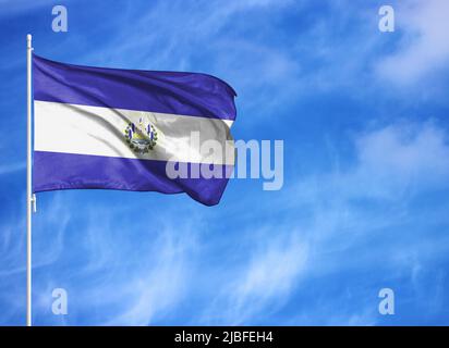 Drapeau national d'El Salvador sur un mât Banque D'Images