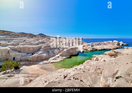 Magnifique paysage de rochers blancs sur la plage de Sarakiniko, mer Egée, île de Milos, Grèce. Falaises vides, soleil d'été, eau de mer claire, lagune d'azur Banque D'Images