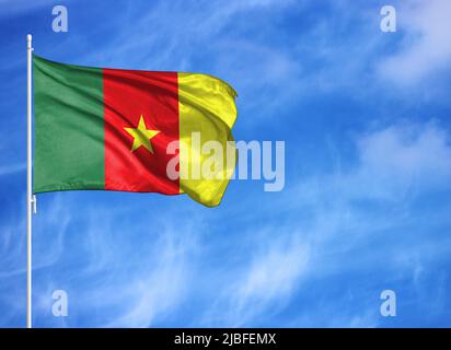 Drapeau national du Cameroun sur un mât Banque D'Images