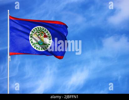 Drapeau national du Belize sur un mât Banque D'Images