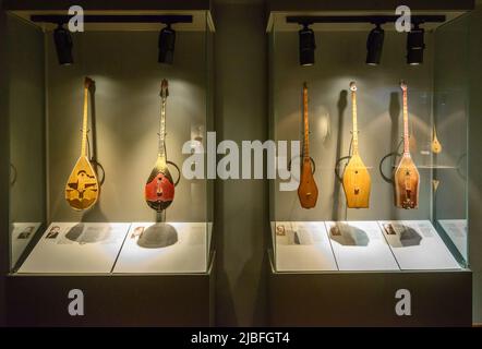 Musée des instruments nationaux kazakh/Almaty, Kazakhstan - 10 avril 2014; montrant différents types d'instruments de musique folklorique kazakh Banque D'Images