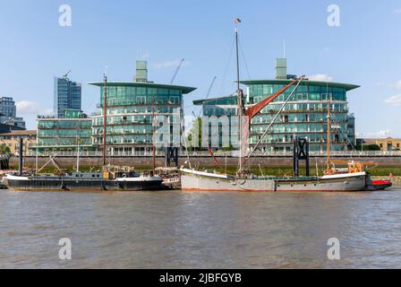 Appartements modernes donnant sur des bateaux historiques aux amarres, sur la Tamise, Wapping, Londres, Angleterre, Royaume-Uni Banque D'Images