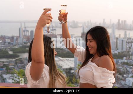 Deux amis en plein air, avec leurs verres de vin Banque D'Images