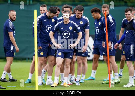 Le Callum McGregor (centre) d'Écosse lors d'une session d'entraînement à l'Oriam, Édimbourg. Date de la photo: Lundi 6 juin 2022. Banque D'Images