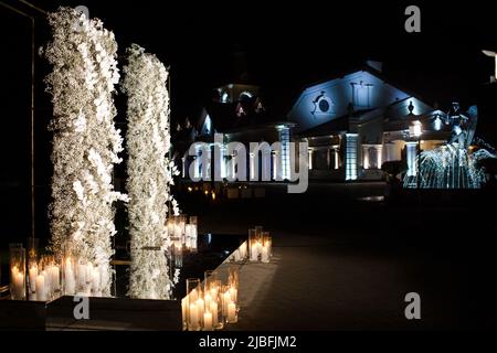 Arc pour une cérémonie de mariage en plein air avec bougies. Banque D'Images