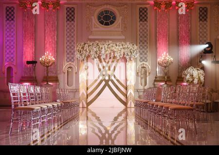 Cérémonie de mariage en plein air dans une salle d'époque. Banque D'Images