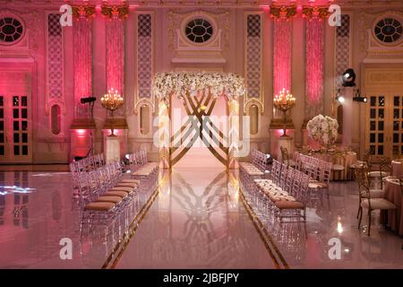 Cérémonie de mariage en plein air dans une salle d'époque. Banque D'Images