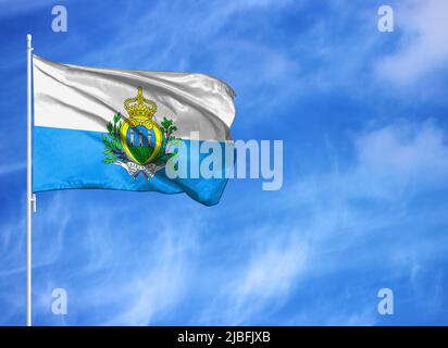 Drapeau national de Saint-marin sur un mât Banque D'Images