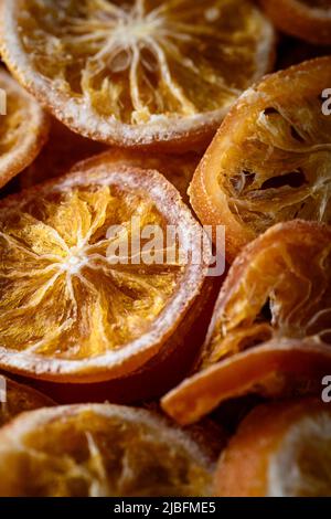 Vue rapprochée depuis le dessus des tranches d'orange séchées Banque D'Images