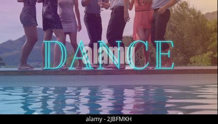 Image du texte de danse sur divers groupes d'amis dansant au bord de la piscine. Danse jour et célébration concept image générée numériquement. Banque D'Images