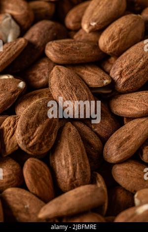 Vue rapprochée du dessus des amandes crues non décortiquées Banque D'Images