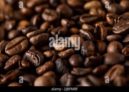 Vue de dessus de toile de fond représentant des moitiés de grains de café brun foncé avec un parfum agréable Banque D'Images